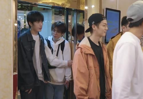 哈哈哈哈哈|邓超陈赫等人聊天时,鹿晗头上的帽子尤为抢镜,这不是那谁的?