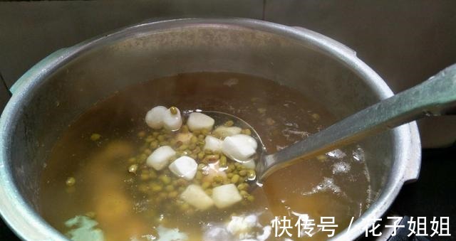 绿豆粥|吃一碗它，解宿醉，还能保护肝脏，快来试试这道芋圆绿豆粥吧！