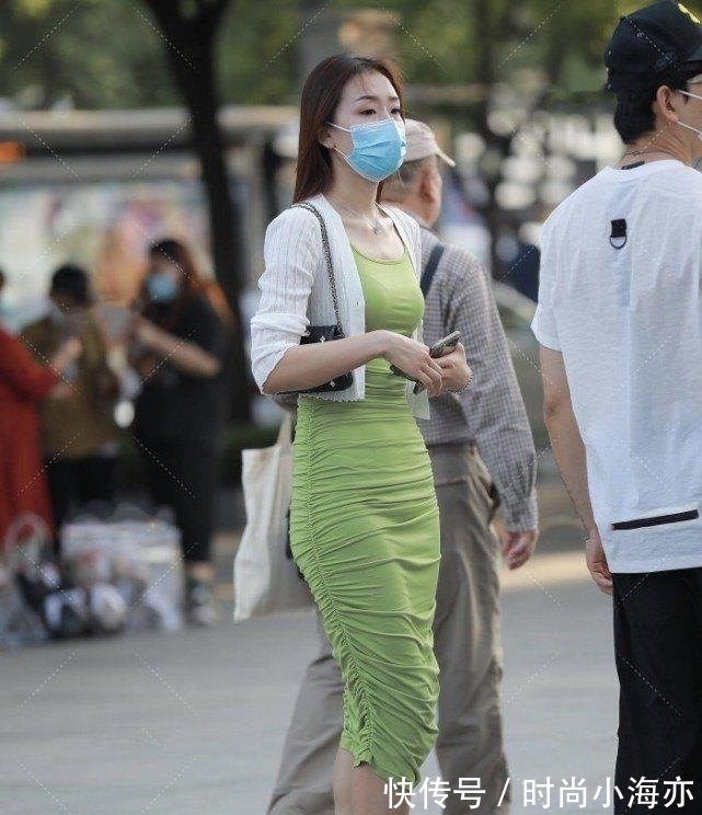 夹克裙|绿色裹身裙外加白色外套，清爽时尚，活力满满