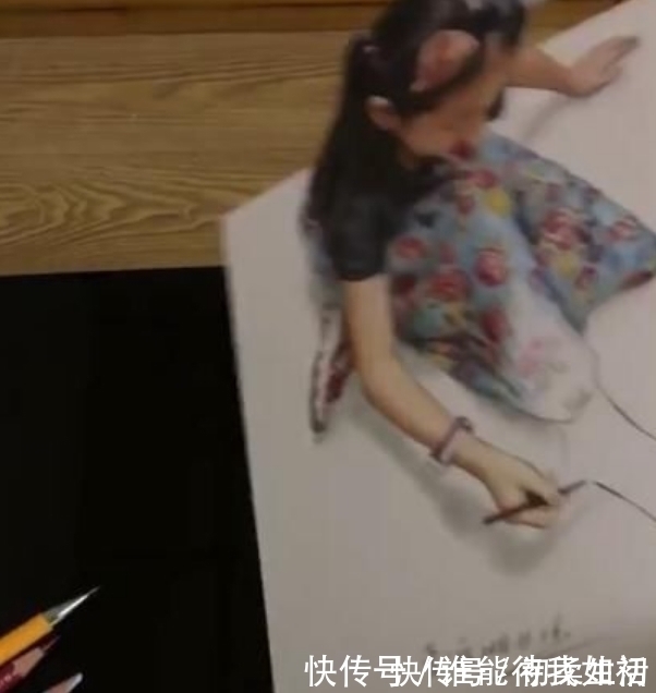 画画#奇闻：女孩低头画画，越看越不对劲，镜头拉近时让人眼前一亮