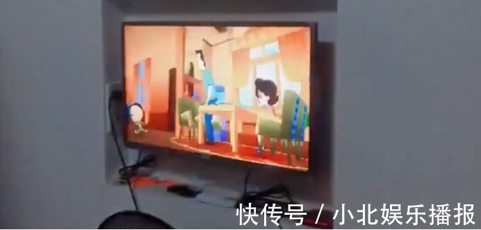 孩子|妈妈在睡懒觉,小宝宝独自在看电视,网友:这宝妈心真大