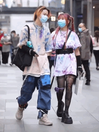 中国街拍在国外火了！视频超12亿次观看，被外国网友狂赞造型出彩