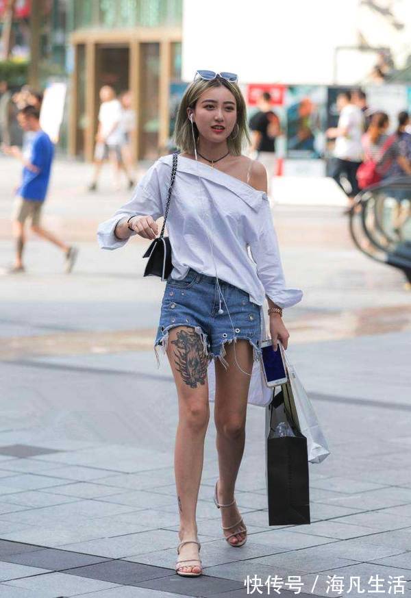 小姐姐|街拍：身材高挑的美女，穿搭漏洞牛仔裤，美腿线条更显优美动人！
