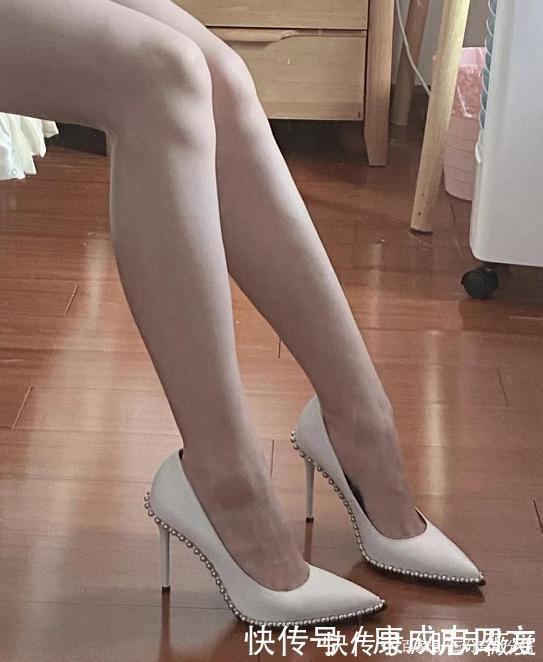 性价比超高的铆钉高跟鞋,上脚之后舒适感还可以,难道它不香吗