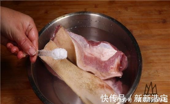 猪毛不火烤,不用手剃,学会一招,包你猪皮上的猪毛一根不见!