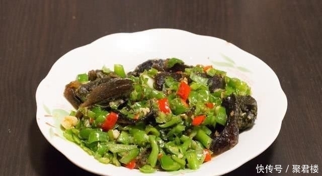 老家来亲戚,弟弟一家请吃饭,弟媳做了11个菜,大伙吃了一锅饭