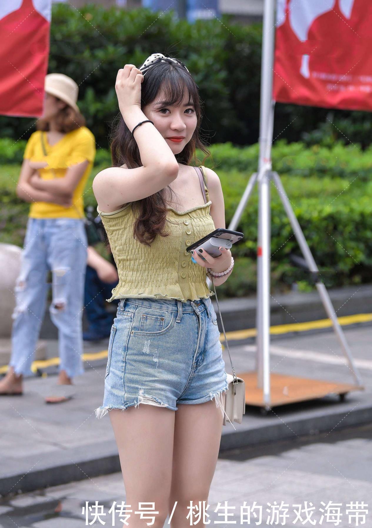 背心|年轻女孩怎么穿更显青春感？背心加短裤，帮你达成时尚小目标