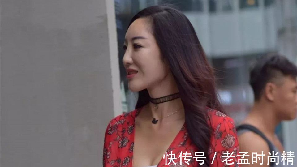 绸缎短裙|街拍: 穿红色绸缎短裙的性感靓丽美妇, 优雅的气质风度翩翩!