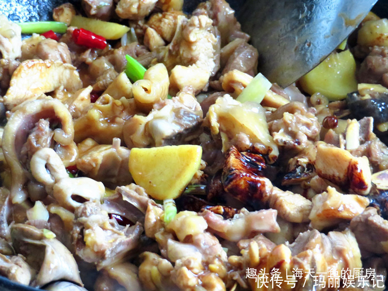 炖鸡|回农村老家,公公用柴火炖鸡,味道确实很香,一大盆没够吃!