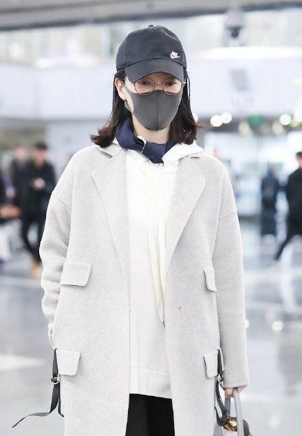 高雅|女明星太有女人味儿,灰色大衣混搭白色连帽衫,穿出高雅风