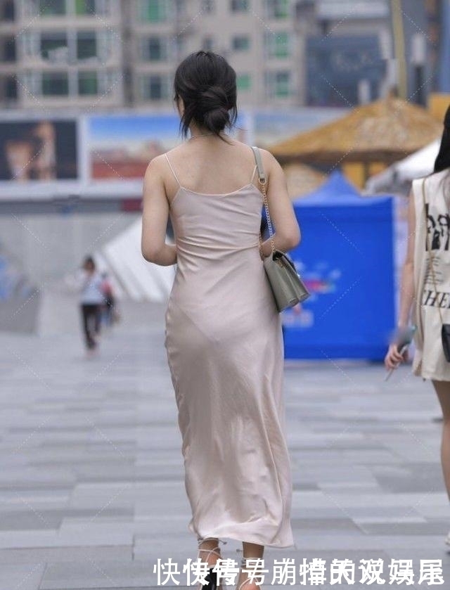 米白色吊带裙搭配绑带高跟鞋,气质出众,青春靓丽