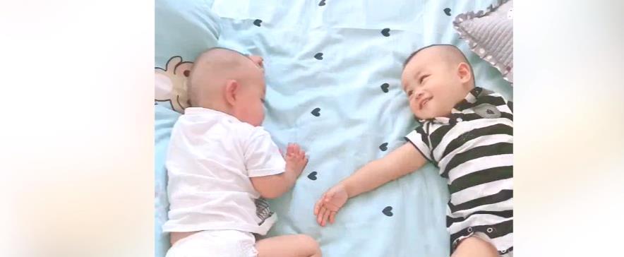 双胞胎的日常,弟弟摸完哥哥的头就想走,但哥哥接下来反应太好玩