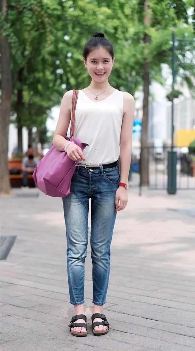 长袖|街拍：白色长袖上衣搭配高腰牛仔裤，小美女笔直的长腿，真好看