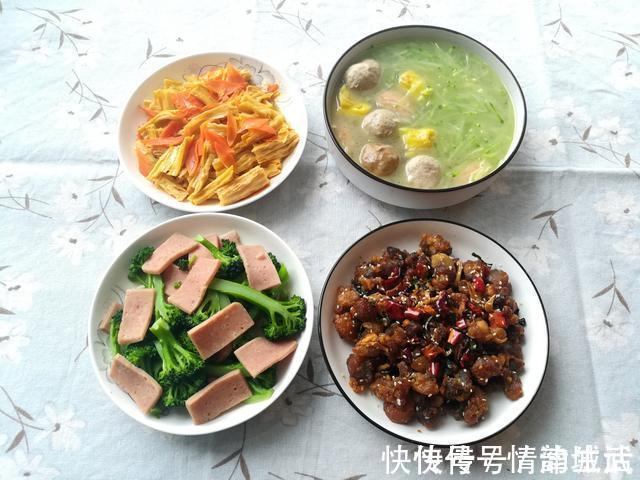 80后爸爸做晚餐，在朋友圈火了，网友：没有对比就没有伤害