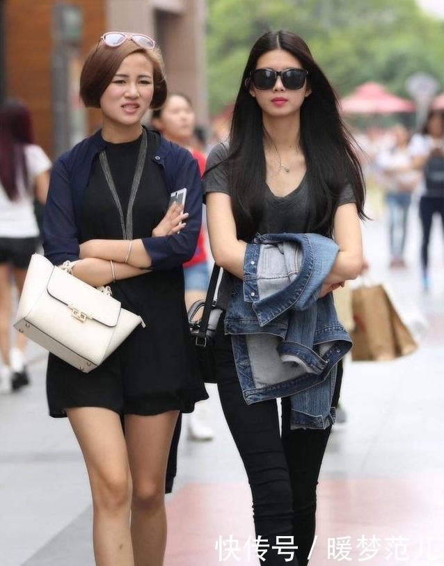 街拍:美女身穿一字肩上衣搭配半身裙,绰约多姿,千娇百媚