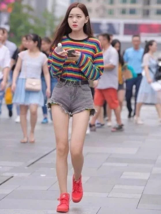 街拍身材高挑的小姐姐，条纹上衣配牛仔热裤，青春活力气息