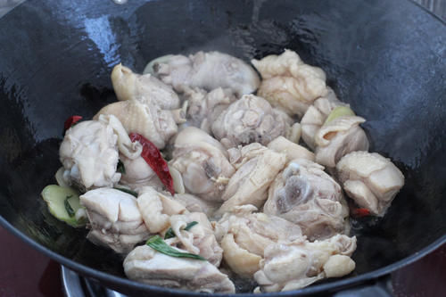  比黄焖鸡还好吃的辣炒鸡块，麻辣鲜香肉质不柴不硬，就是太费米饭