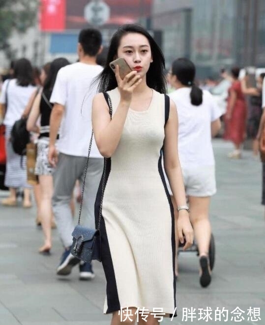  美女|街拍：端庄文雅的连衣裙美女, 淡淡的微笑令人如痴如醉！