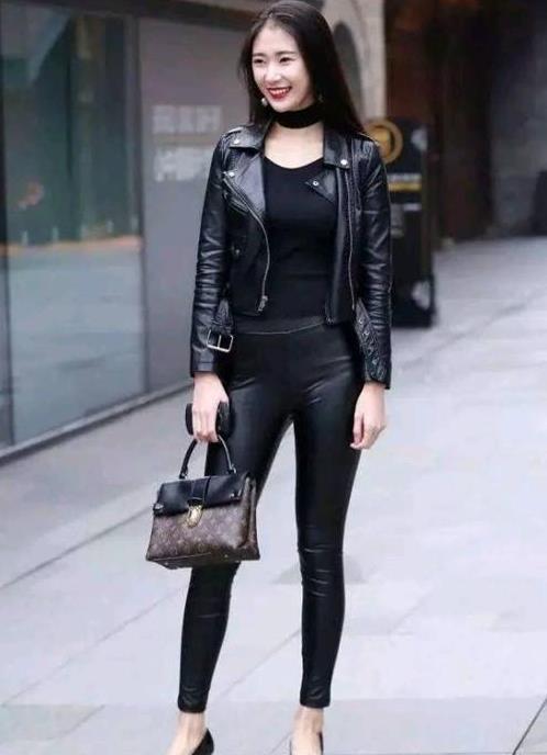 街拍:倾城倾国的美女,清凉上衣配黑色裤子,时尚又显大气