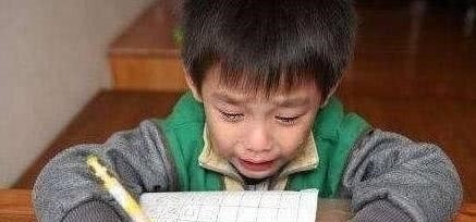 补课|宝妈发现儿子刷牙一动不动,十分钟还没刷完,走近后却忍不住泪目