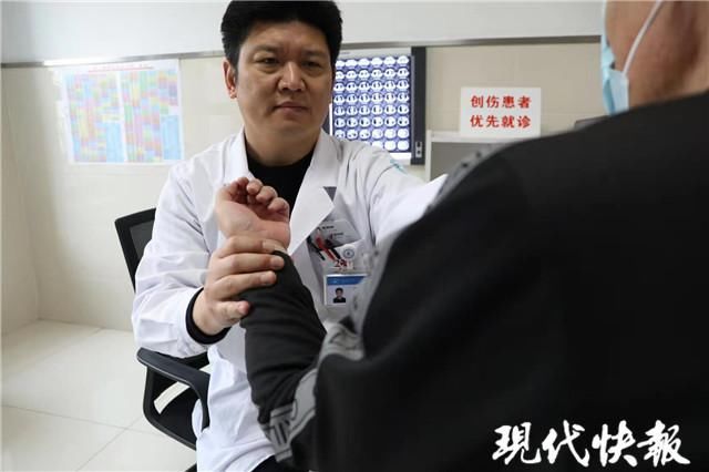 充电时玩手机突遭电击，小伙右臂骨折脱位