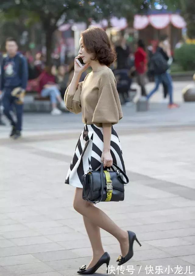 小姐姐 浅卡其色的毛衣,宽松的版型能够修饰它,显得更加的时尚