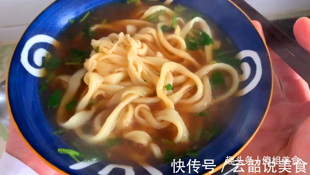 天热就想吃面条，教你面条新做法，好吃解馋，比吃红烧肉还香！