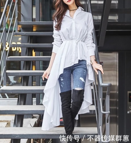 大喇叭牛仔裤,搭配一字肩上衣,修身显瘦,增添几分慵懒风情