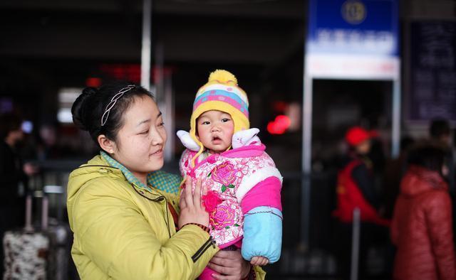 婴儿|双胞胎一个经常抱,一个经常躺,哪个发育更健康?有科学依据