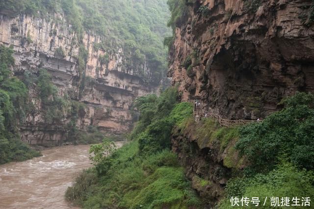 铁索桥|实拍我国最“惊险”的地缝景观，瀑布高100多米，比黄果树还壮观