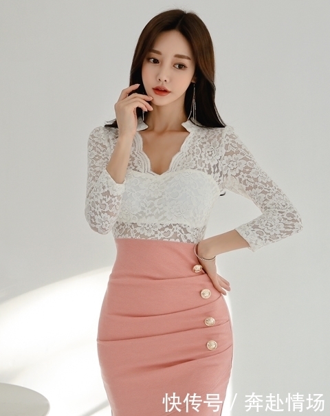 美人图鉴孙允珠：花纹印刻雪纺衫搭配浅粉皱褶包臀裙