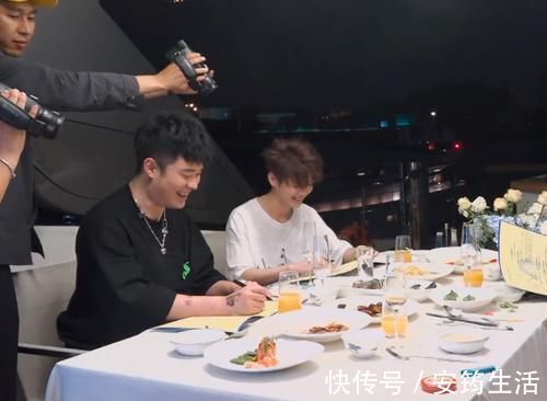 節(jié)目|讓鹿晗用內(nèi)褲擦嘴,還從襠下穿過?鄧超,你在玩火!