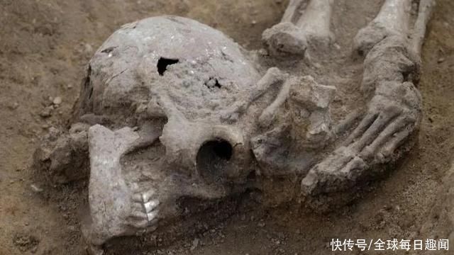 古罗马帝国|英国古代公墓出土17具无头白骨，推测为古罗马帝国时期死刑犯