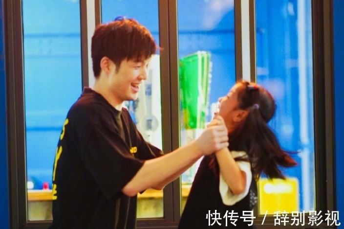 鄧倫|8歲阿拉蕾同框董力，“小山竹”近照曝光，鄧倫寵愛的女孩長大了