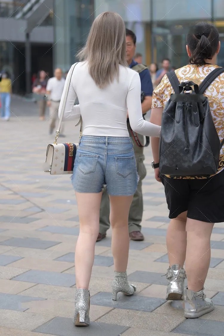 ?街拍:白色T恤加牛仔短裤可以这么美,这颜值穿搭,散发优雅美感