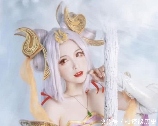 王者|小女生cos王者荣耀嫦娥，和兔子对视心都萌化了，网友：好腿！