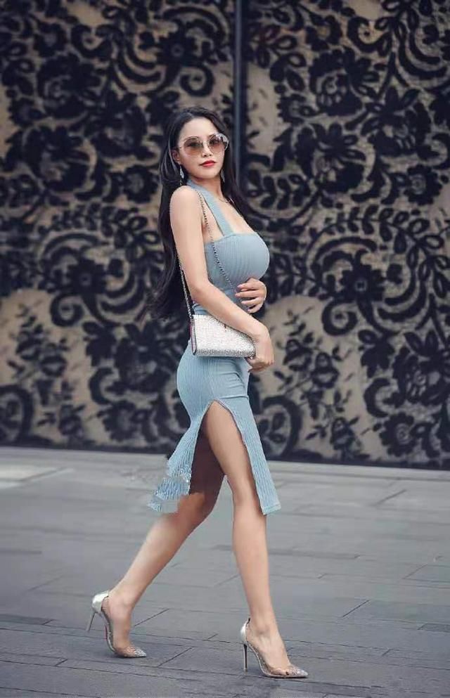 连衣裙|街拍小姐姐前凸后翘,小一号的连衣裙凸显完美好身材