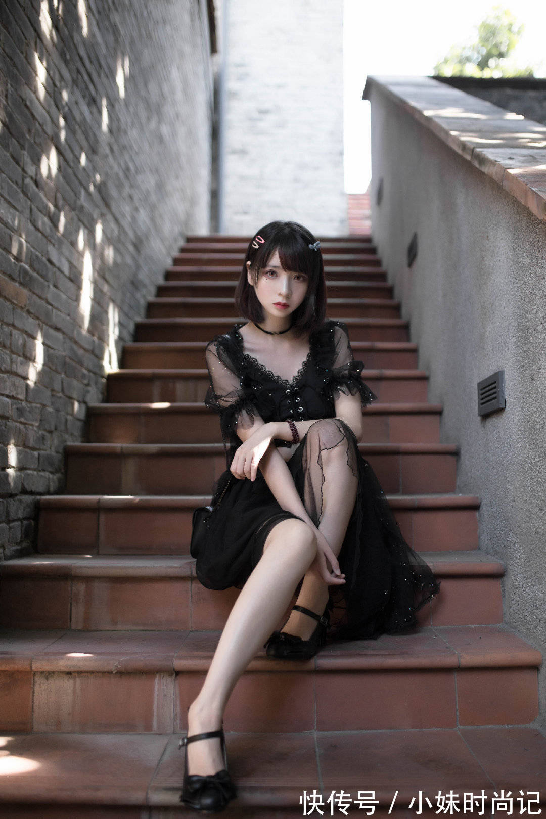 减龄 黑色套装裙减龄又时尚,搭配高跟鞋,在视觉上拉长整个人的身高