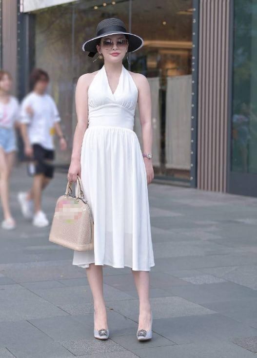 让我们|老六街拍集如果你想成为人群的主角,一件连衣裙,或许就行了