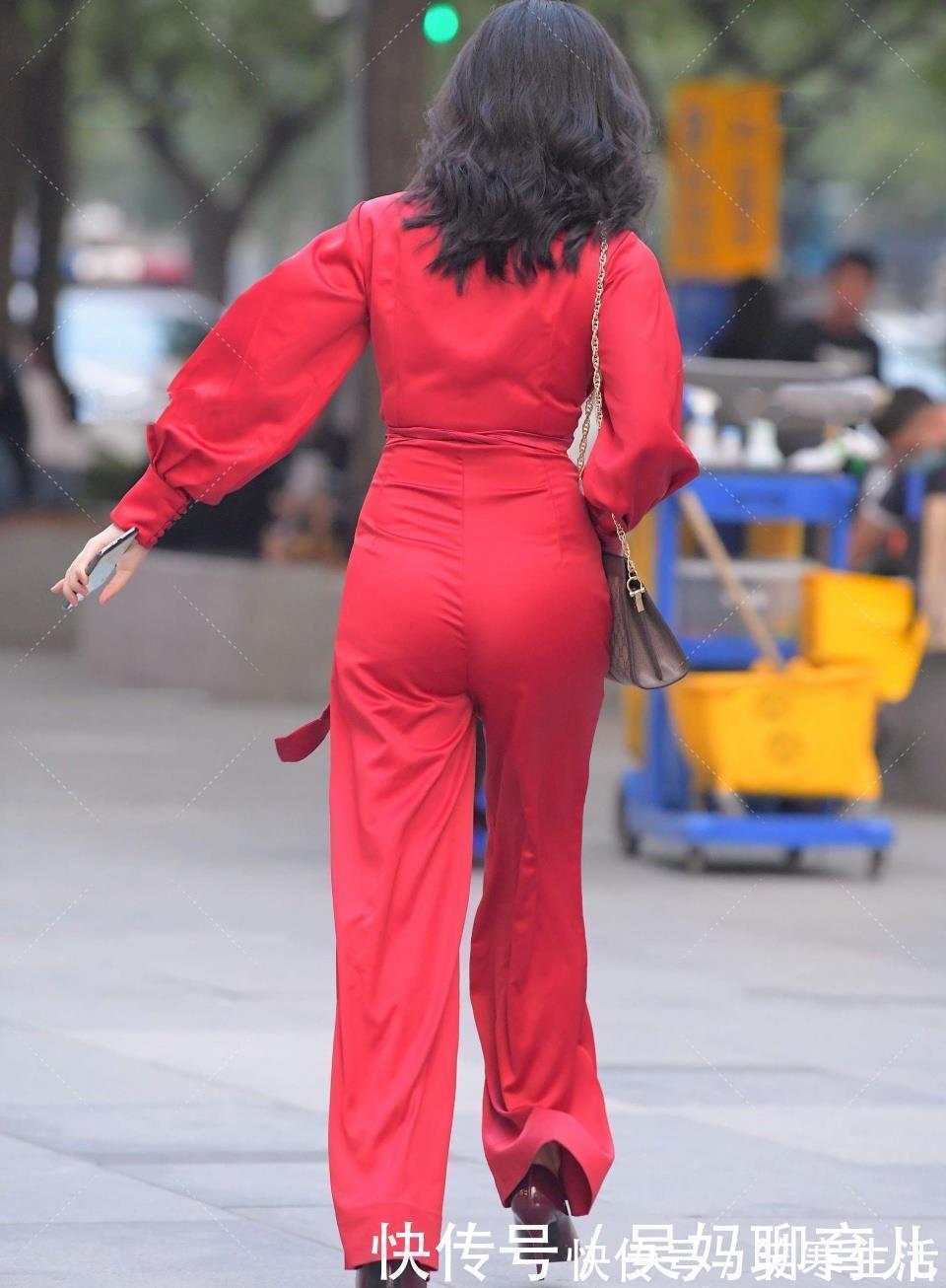 高跟鞋|小白鞋搭配修身碎花裙,优雅时尚,满满的青春少女感