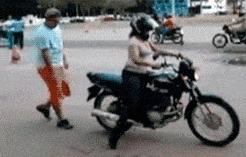 |搞笑GIF图:美女刚睡醒的样子vs你刚睡醒的样子!