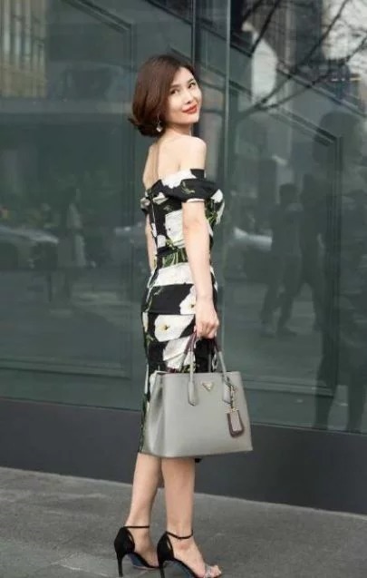 街拍:身材高挑的小姐姐,骨感的美人,笑容甜美可爱