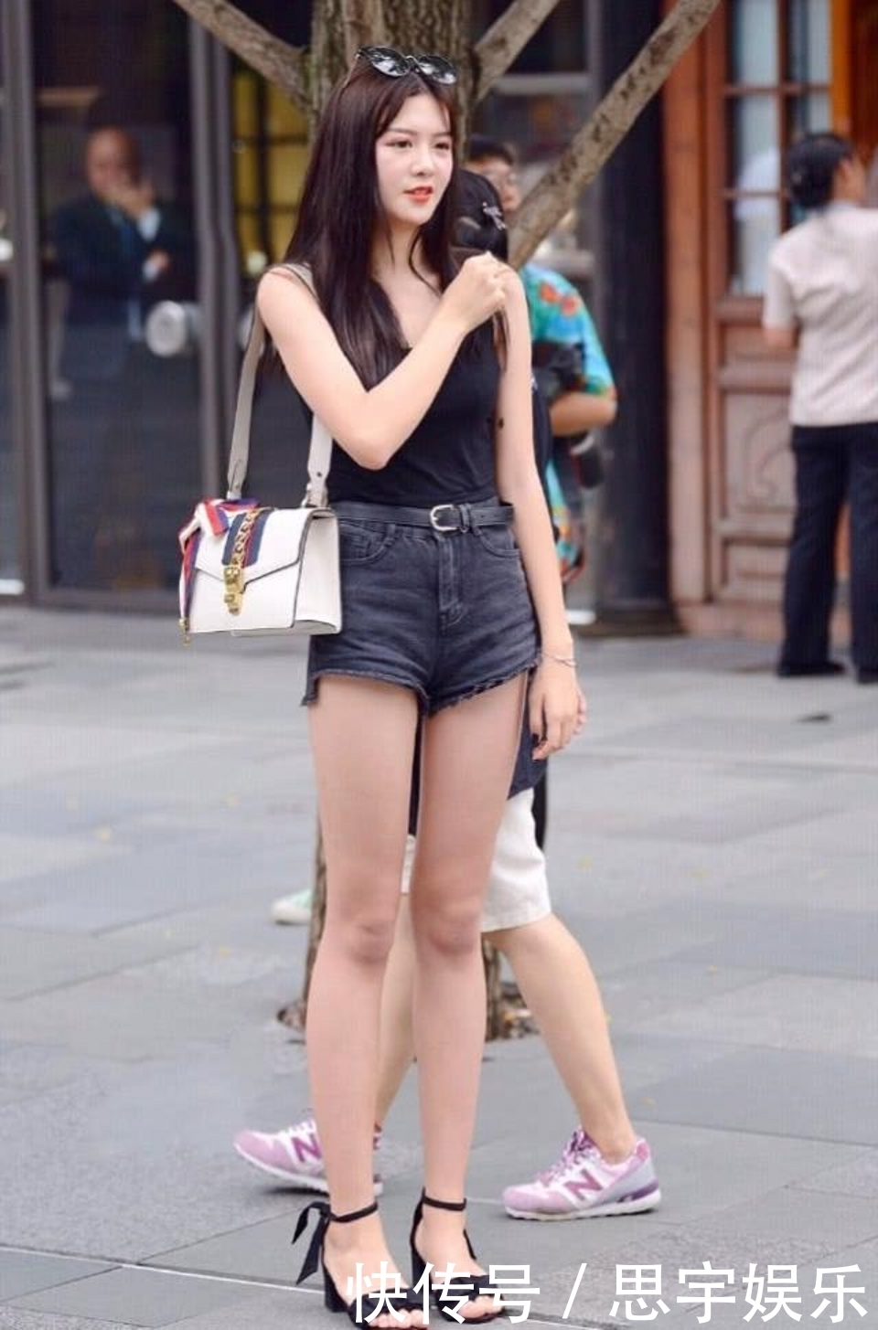 路人街拍,黑色背心搭配牛仔热裤,美丽清纯又凉爽舒适