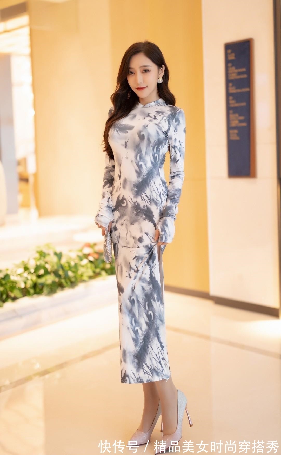 中国女性 旗袍与水墨画结合,凸显女性柔美的曲线以及娴静的气质,优雅十足