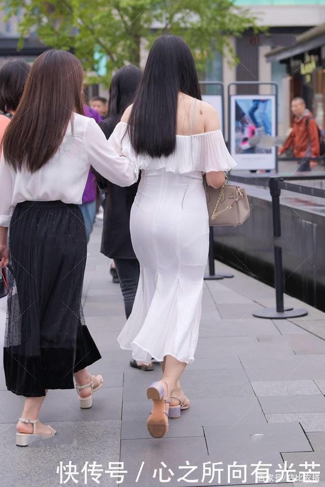 白色一字肩连衣裙,简单大方,温婉时尚