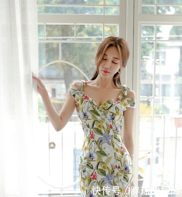 吸睛|时尚靓丽的紧身裙女神,高挑挺拔的身材,丰腴的身姿,十分吸睛