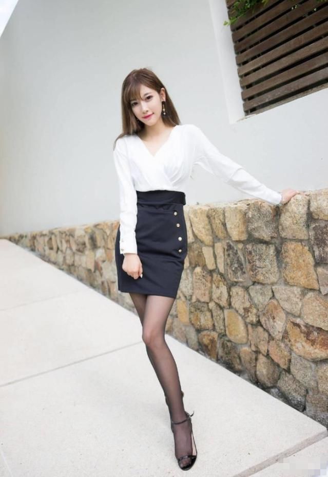 黑色|黑色编排扣超短裙,搭配黑丝高筒袜,如饮“二锅头”