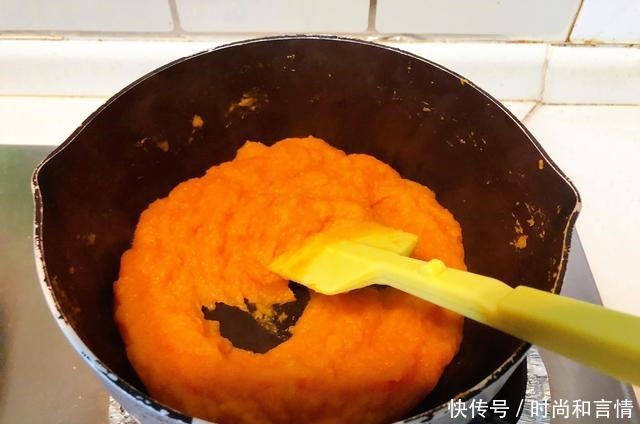 一碗糯米粉、一个蒸红薯,拌一拌、烤一烤,外脆里糯,香甜还爆浆