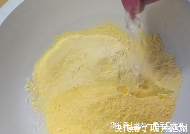 秘制|玉米面是宝,教你秘制新吃法,不蒸不煮不炸,出锅全家流口水,香