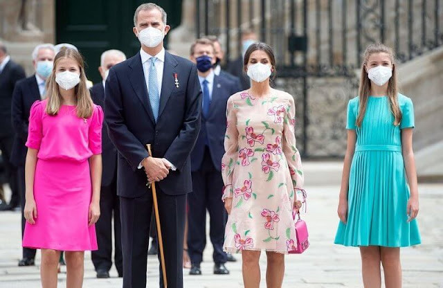 全家福|西班牙王室圣诞全家福来啦! 索菲亚公主穿蓝毛衣亮相, 又完胜姐姐